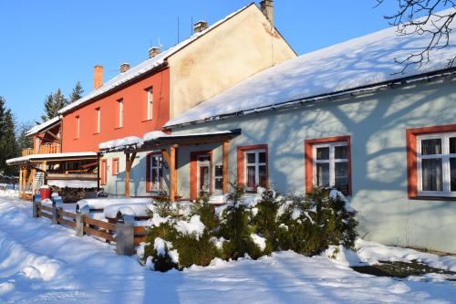 ein Haus mit Schnee an der Seite in der Unterkunft Penzion Slunečno in Dobšín