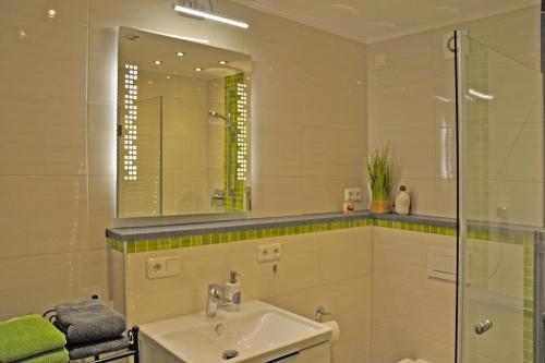 bagno con lavandino e doccia in vetro di Gästehaus Walser a Unterbrunn