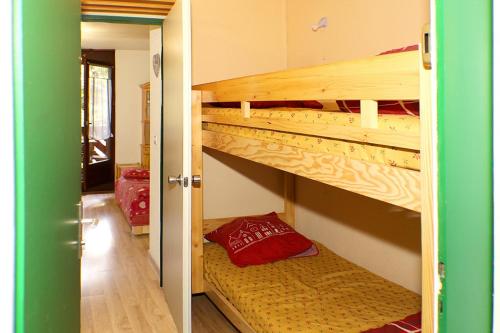 une chambre avec deux lits superposés dans une pièce dans l'établissement studio rose résidence Les Glières, à Bourg-Saint-Maurice