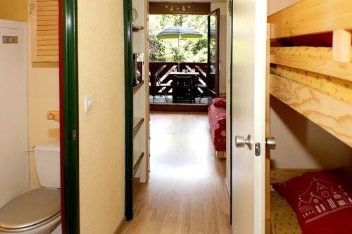 une salle de bains avec toilettes et un couloir avec balcon dans l'établissement studio rose résidence Les Glières, à Bourg-Saint-Maurice