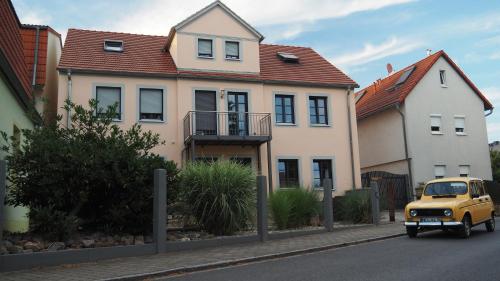 a yellow truck parked in front of a house at Uferlos in Radebeul