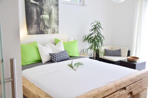 瑪麗亞普法爾的住宿－Eufonia，一张大床,房间配有绿色和白色枕头
