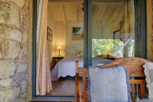 Tempat tidur dalam kamar di Hotel Rural Casa Alfayales-Only Adults