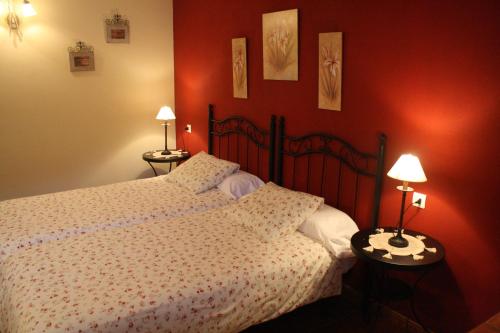een slaapkamer met een wit bed met rode muren bij Apartamento La Carreña - La Xiarapina in Serrapio