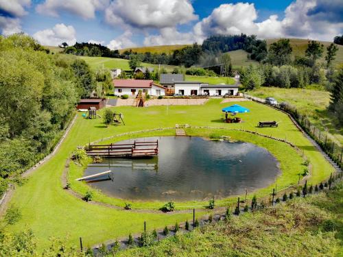 una vista aérea de una casa con un estanque en Święty Spokój Bieszczady 782-047-324, en Ustrzyki Dolne