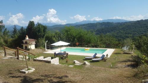 a swimming pool in the middle of a yard at Le Apuane in Mezzana