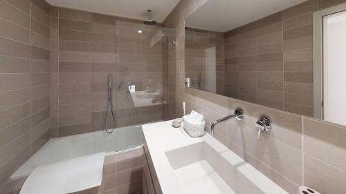 Ένα μπάνιο στο Rental Israel-Mamila Residences 14