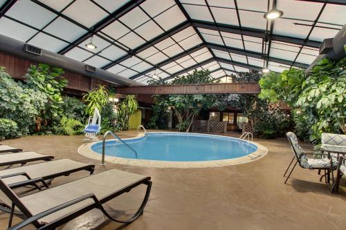 - une piscine dans un bâtiment doté d'un plafond en verre dans l'établissement Wingfield Inn & Suites, à Elizabethtown