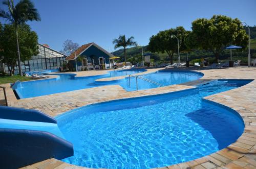 - une grande piscine d'eau bleue dans un complexe dans l'établissement Paraiso das Aguas, à Marcelino Ramos