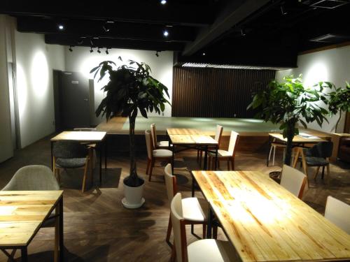 Un restaurante u otro lugar para comer en Mori ノ Guesthouse