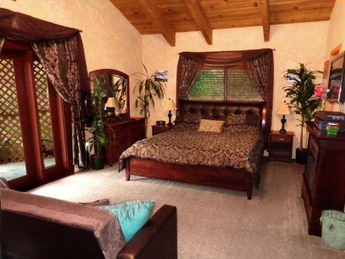 a bedroom with a bed and a couch at Evergreen Haus in Oakhurst