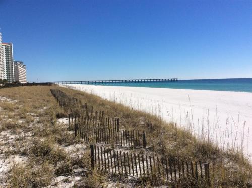 een hek aan het strand naast de oceaan bij Sea Oats Condo Unit #202 in Navarre