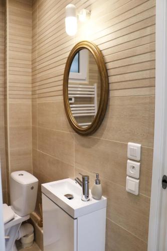 une salle de bain avec un lavabo blanc et un miroir dans l'établissement StayLib - NICE FLAT 2 ROOMS, à Asnières-sur-Seine