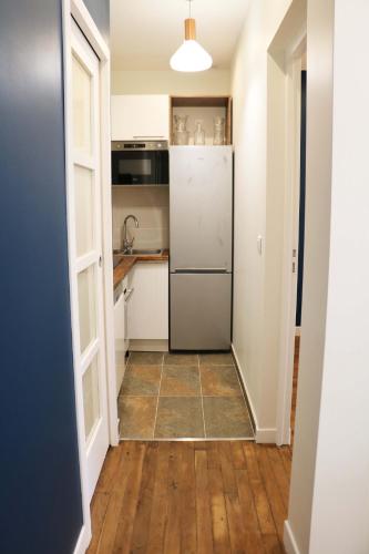 Il comprend une cuisine équipée d'un réfrigérateur. dans l'établissement StayLib - NICE FLAT 2 ROOMS, à Asnières-sur-Seine