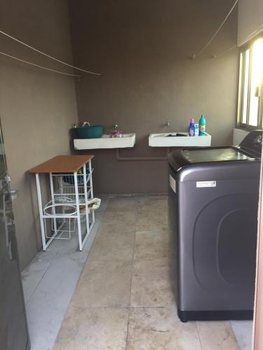 a laundry room with a washing machine and a table at Habitaciones amuebladas Veracruz Logos in Veracruz