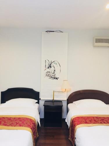 two beds in a room with white walls at Kyoto LanLan in Kyoto