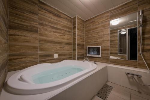 baño grande con bañera y TV en Hotel Chateau Briant (Adult only), en Saitama
