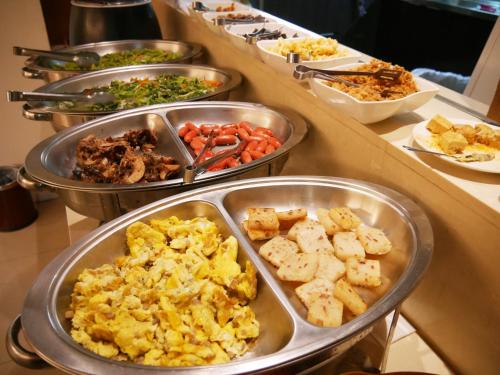 a buffet with many different types of food in trays at Lanshy Motel in Taichung