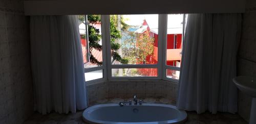 Et badeværelse på Colibri Beach Villas