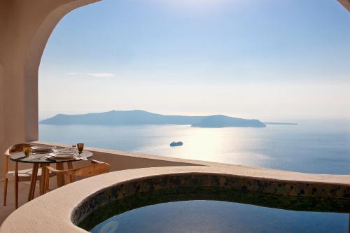 Una villa con piscina y vistas al océano en Gold Suites - Small Luxury Hotels of the World en Imerovigli