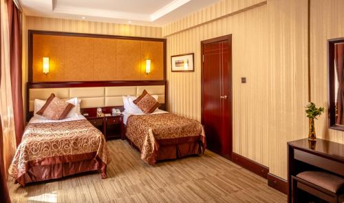 Letto o letti in una camera di Grand Hill Hotel Ulaanbaatar