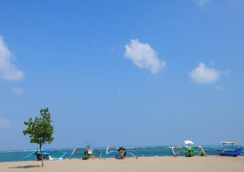 
people on a beach with surfboards at Holiday Inn Express Baruna, an IHG Hotel in Kuta
