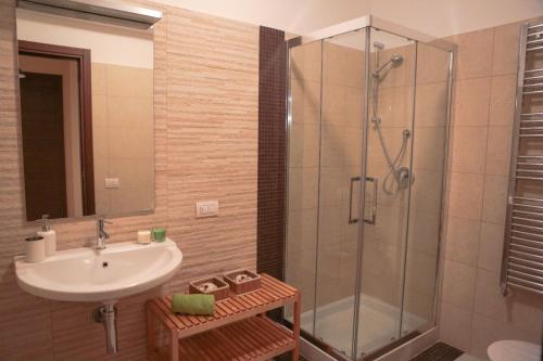 bagno con lavandino e doccia di Casa Riccardo Urban B&Bio a Castellana Grotte