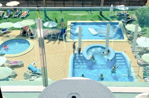 an overhead view of a swimming pool with people in it at Hotel Luxor in Playa de Palma