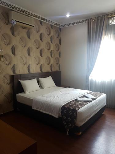 Giường trong phòng chung tại Ndalem Bintaran