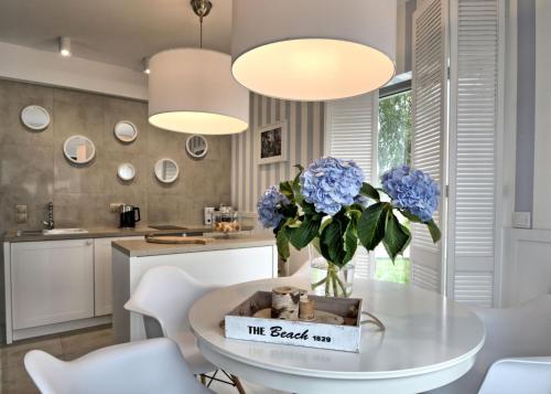 a kitchen with a table with blue flowers on it at KOMFORTOWE DOMKI Brzozowa Przystań nad morzem we Władysławowie in Władysławowo