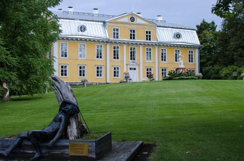 Κήπος έξω από το Mustion Linna / Svartå Manor
