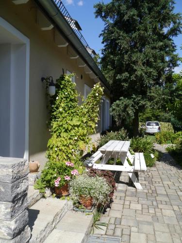 a white picnic bench sitting outside of a building at Ferienwohnung im Neubauernweg 3 in Hoppegarten