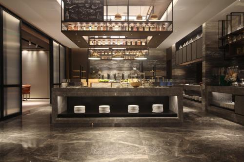 Ο χώρος του lounge ή του μπαρ στο Yunhe Yebo Hotel (Shanghai International Tourism Resort Pudong Airport)