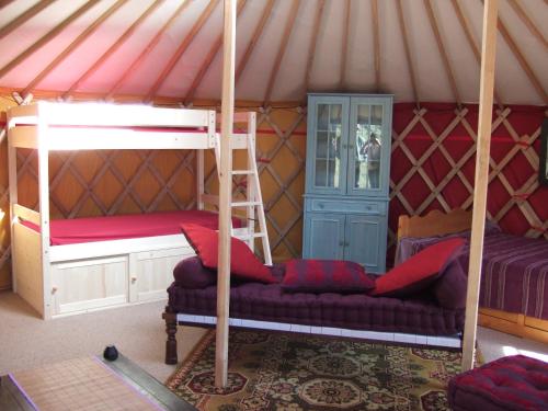 a room with two bunk beds in a yurt at Domaine du Rocher St-Loup in Vif