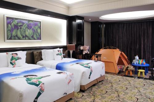 a hotel room with two beds and a tent at Howard Johnson Agile Plaza Chengdu in Chengdu