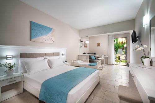 Postel nebo postele na pokoji v ubytování Porfi Beach Hotel