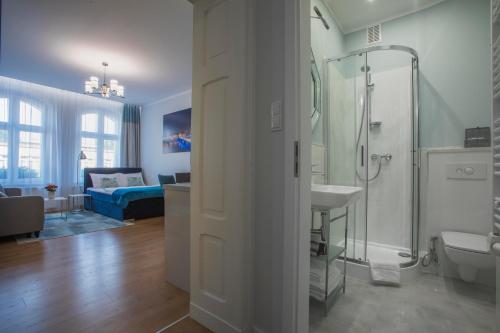 łazienka z prysznicem i umywalką w obiekcie Proseco Apartments -Self check-in- w mieście Opole