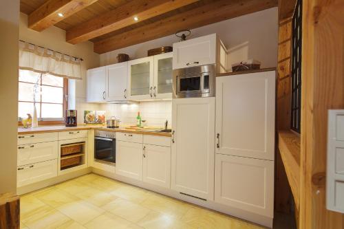 Luxus Ferienhäuser Chalets zum Ilsetal mit Kamin & Sauna in Ilsenburg im Harzにあるキッチンまたは簡易キッチン