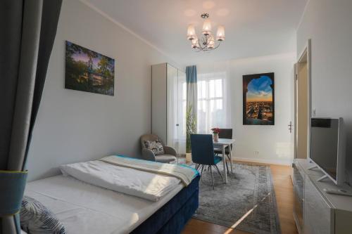sypialnia z łóżkiem i jadalnią w obiekcie Proseco Apartments -Self check-in- w mieście Opole