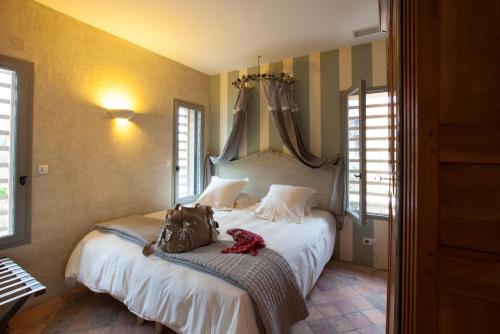 Katil atau katil-katil dalam bilik di Hôtel-Spa Le Saint Cirq