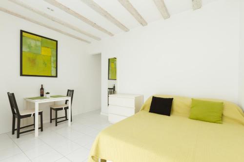 1 dormitorio con cama, mesa y escritorio en Eco B&B Old Town Beach, en Split