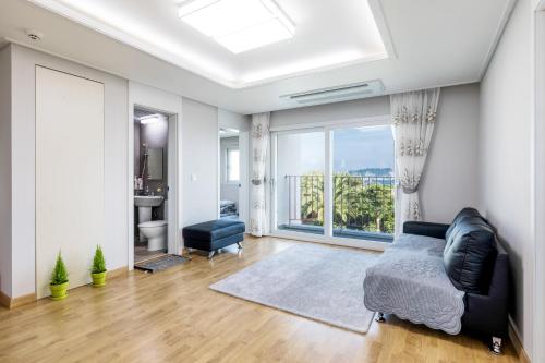 Ruang duduk di Jeju Bada Wi Olle Pension