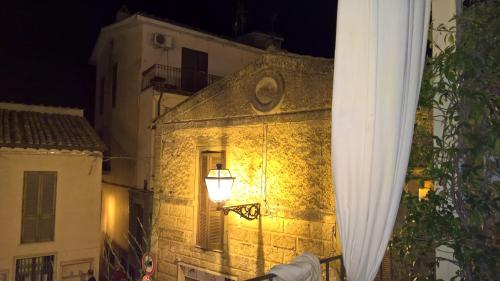 a building with a light on the side of it at Centro e Spiaggia ambra in Anguillara Sabazia