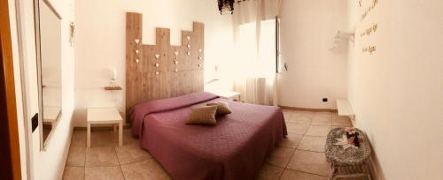 ルティリアーノにあるB&B La Sciarrettaのベッドルーム1室(紫色のベッド1台付)