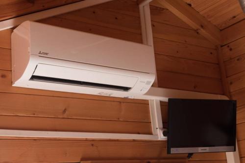 d'un four micro-ondes et d'une télévision au plafond. dans l'établissement Camping Les Couchants, à Casaglione