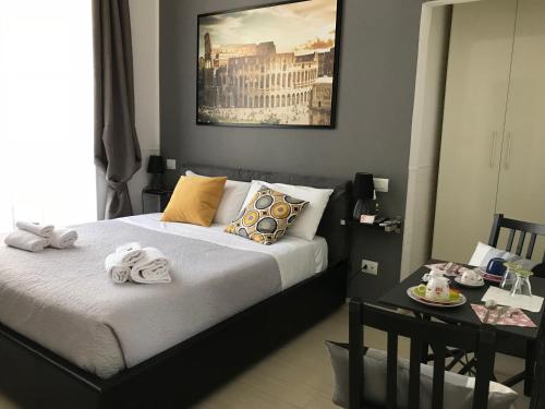 Un dormitorio con una cama y una mesa con toallas. en Vatican City Holidays Guesthouse, en Roma