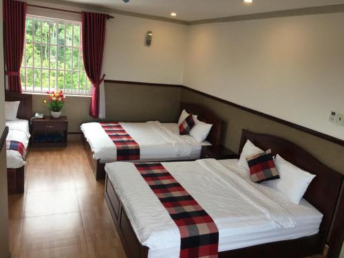 Giường trong phòng chung tại Tan Hoang Gia Hotel