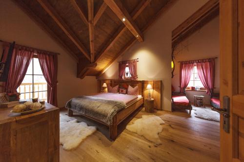 En eller flere senge i et værelse på Luxus Ferienhäuser Chalets zum Ilsetal mit Kamin & Sauna in Ilsenburg im Harz