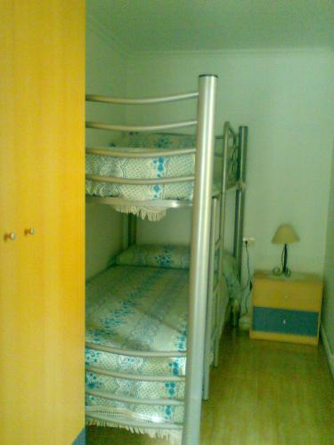 Łóżko piętrowe w niewielkim pokoju z łóżkiem piętrowym w obiekcie Casa de la Abuela w mieście Bubaces