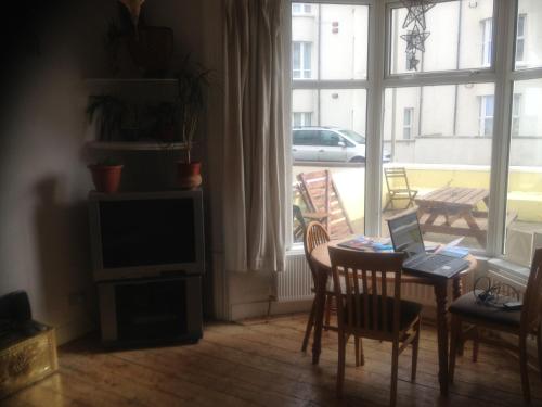 A television and/or entertainment center at Causeway Coast Independent Hostel 